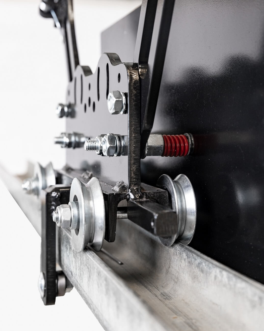 Detail rolí a bezpečnostních prvků MTS Bishop pro hladký pohyb