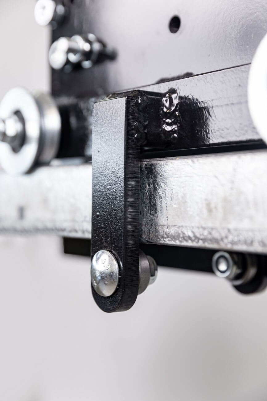 Detail rolí a bezpečnostních prvků MTS Bishop pro hladký pohyb