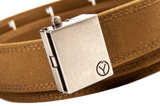 Detail spony CARRY Classic opasku v brązové barvě